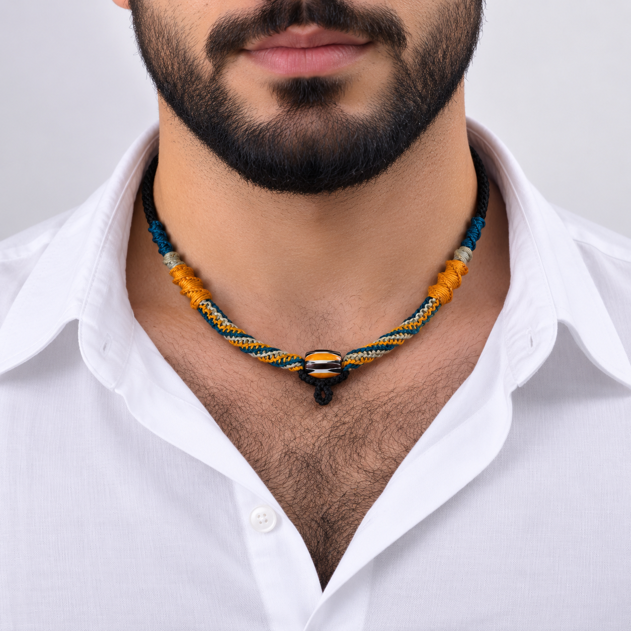 گردنبند دست‌ساز مردانه وارداتی بافت مکرومه چندرنگ با مهره اُپتیکی تک‌نسخه