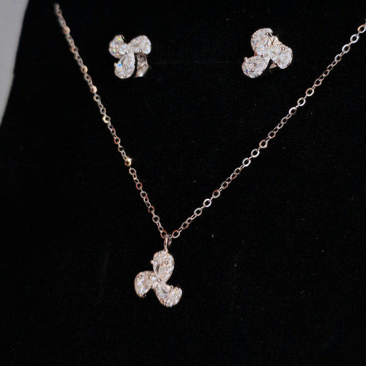 نیم ست نقره زنانه وارداتی طرح گل سهپر نگیندار با زنجیر ظریف و ابکاری رادیوم